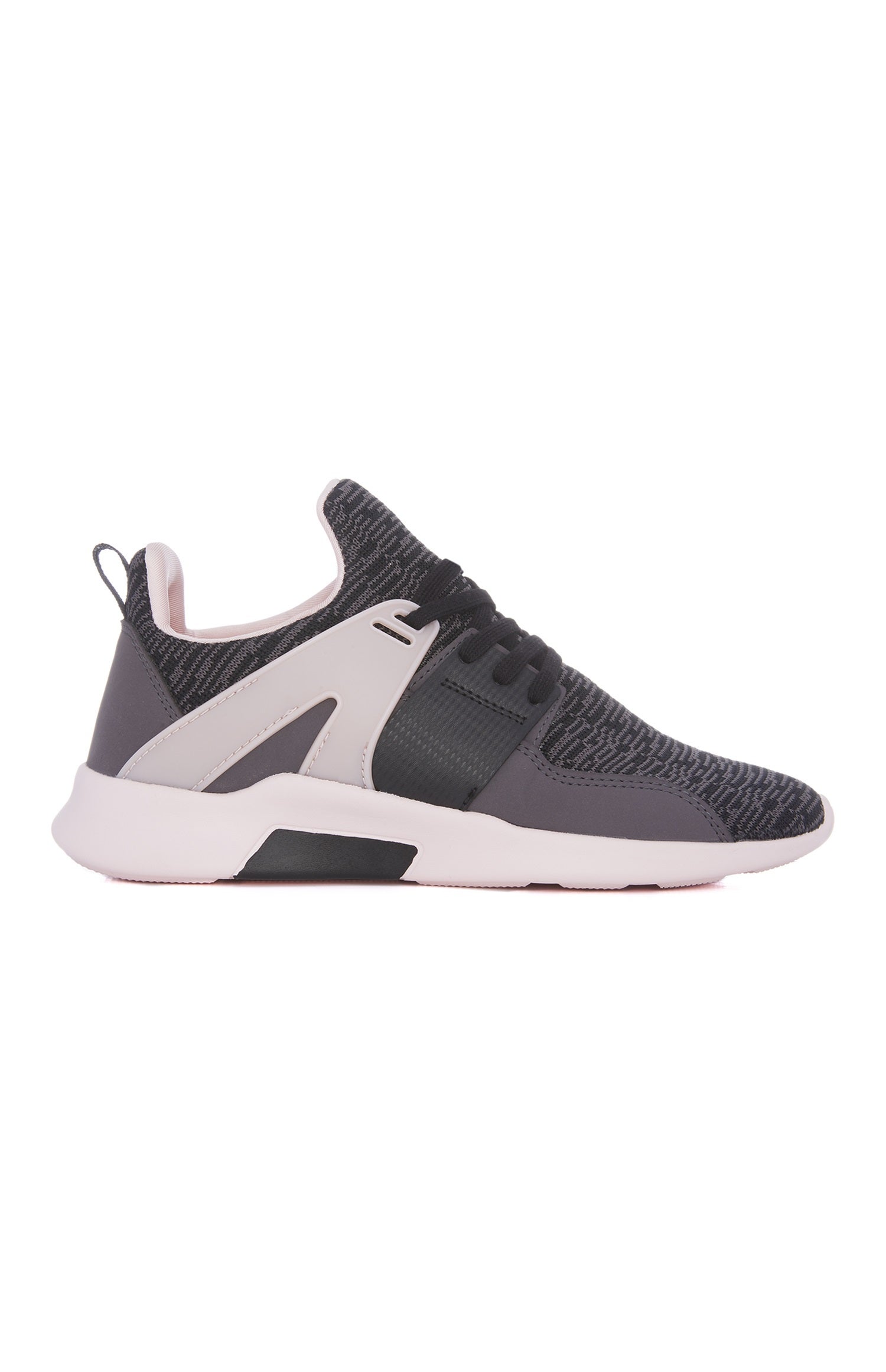 Zapatillas de Primark. Precio: 16 euros.