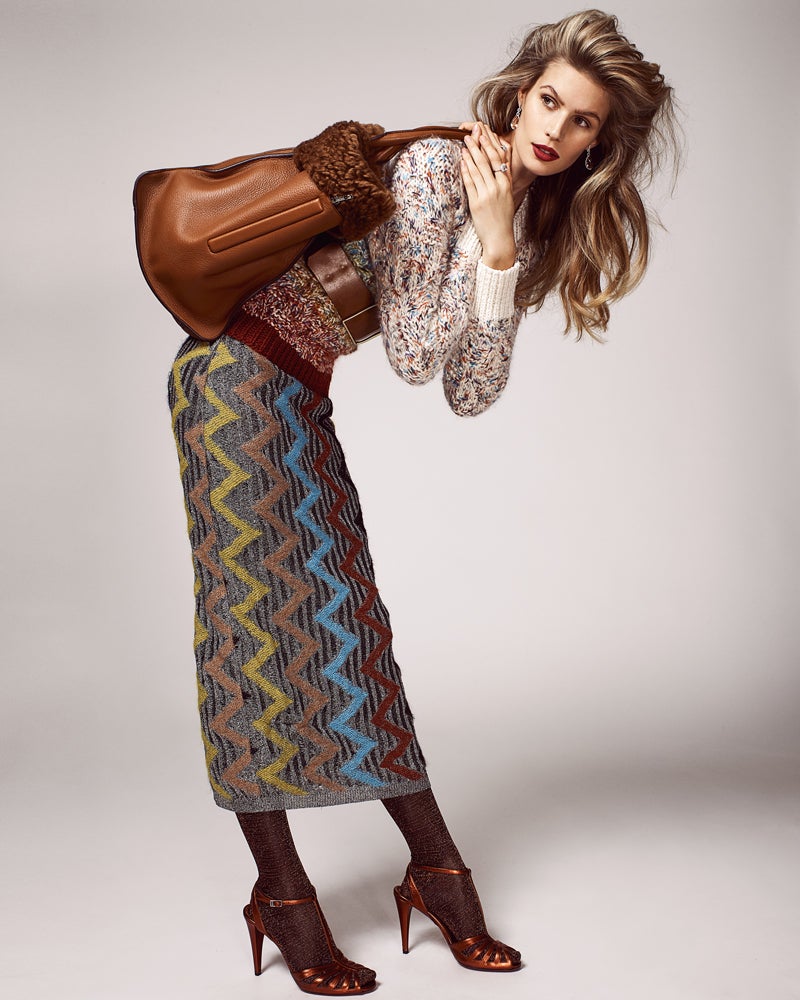 Vestido jersey, medias y sandalias, de Missoni. El cinturón es un diseño de Liu Jo y el bolso, de Max Mara. Pendientes y anillo de Suarez.