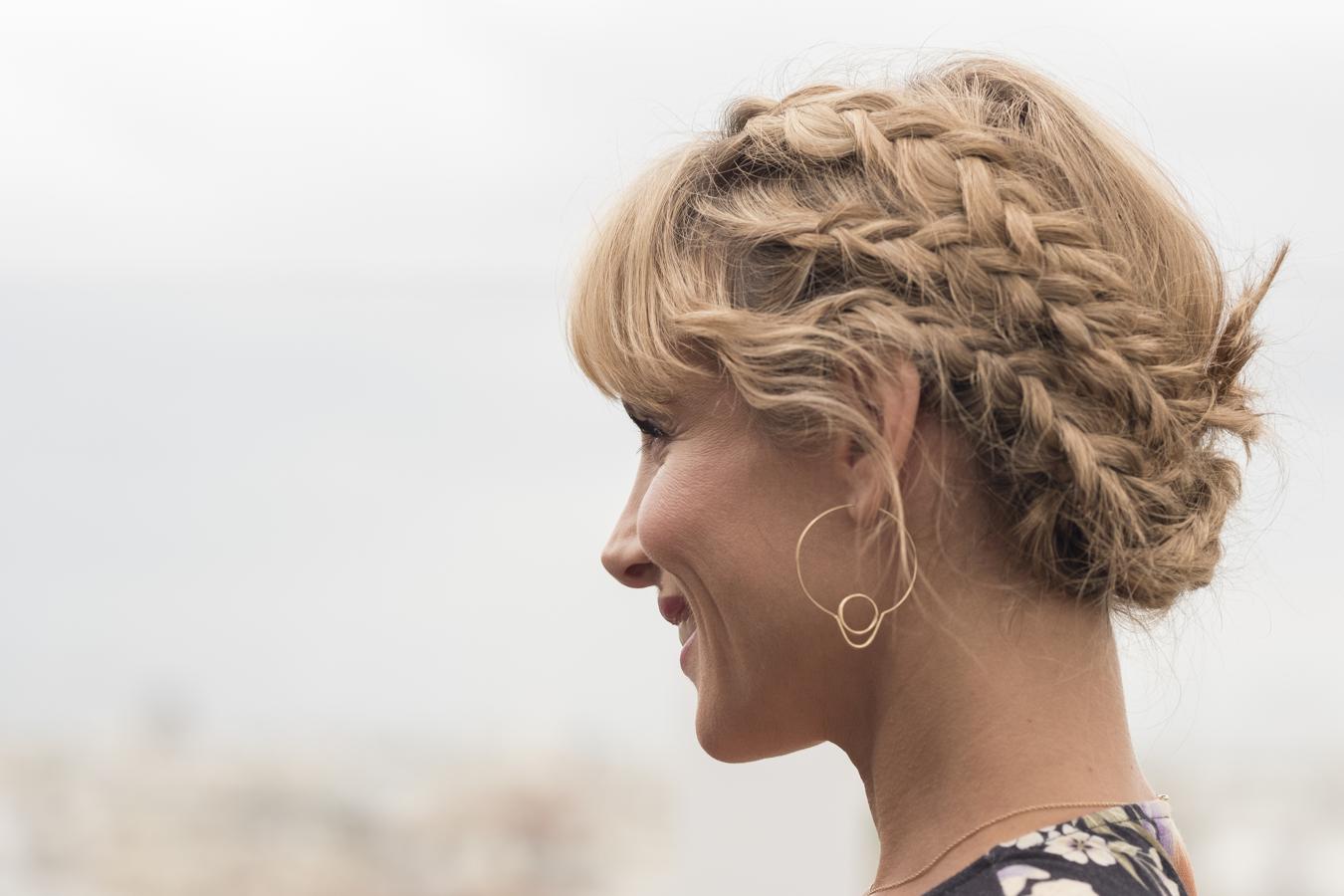 Elsa Pataki ha recogido toda su melena en dos trenzas que se cruzan. ¡Es muy fácil!