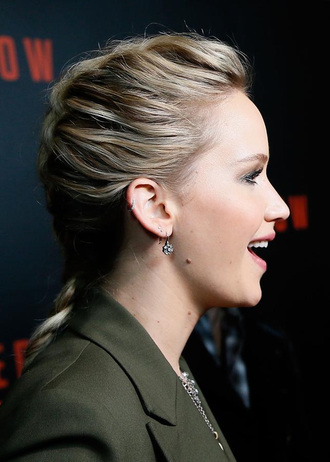 Cómodo y fácil. Jennifer Lawrence con trenza informal. Intenta que te quede un poco suelta y no tan tirante.