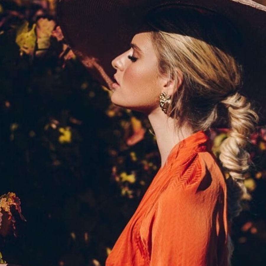 Para comprar o alquilar, en Mimoki son especialistas en sombreros. En sus tienda de Conde de Aranda, 8 de Madrid y en mimoki.es encontrarás los tocados más bonitos