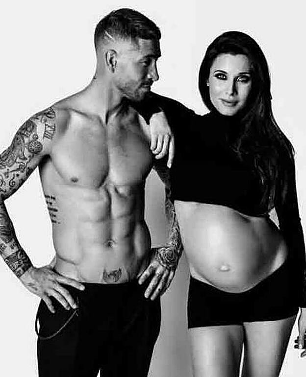 Pilar Rubio y Sergio Ramos posan poco antes de dar la bienvenida a su tercer hijo.