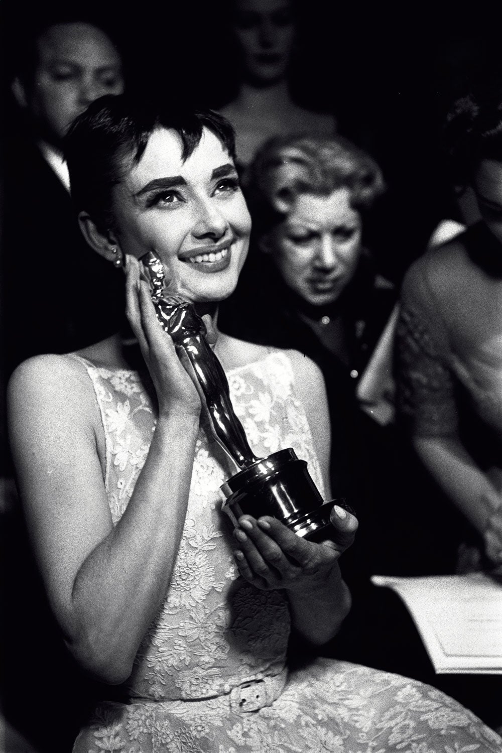 No podía faltar la sonrisa de Audrey Hepburn mientras posaba con el Oscar a Mejor Actriz en el año 1954 por 'Vacaciones en Roma', todo un clásico.