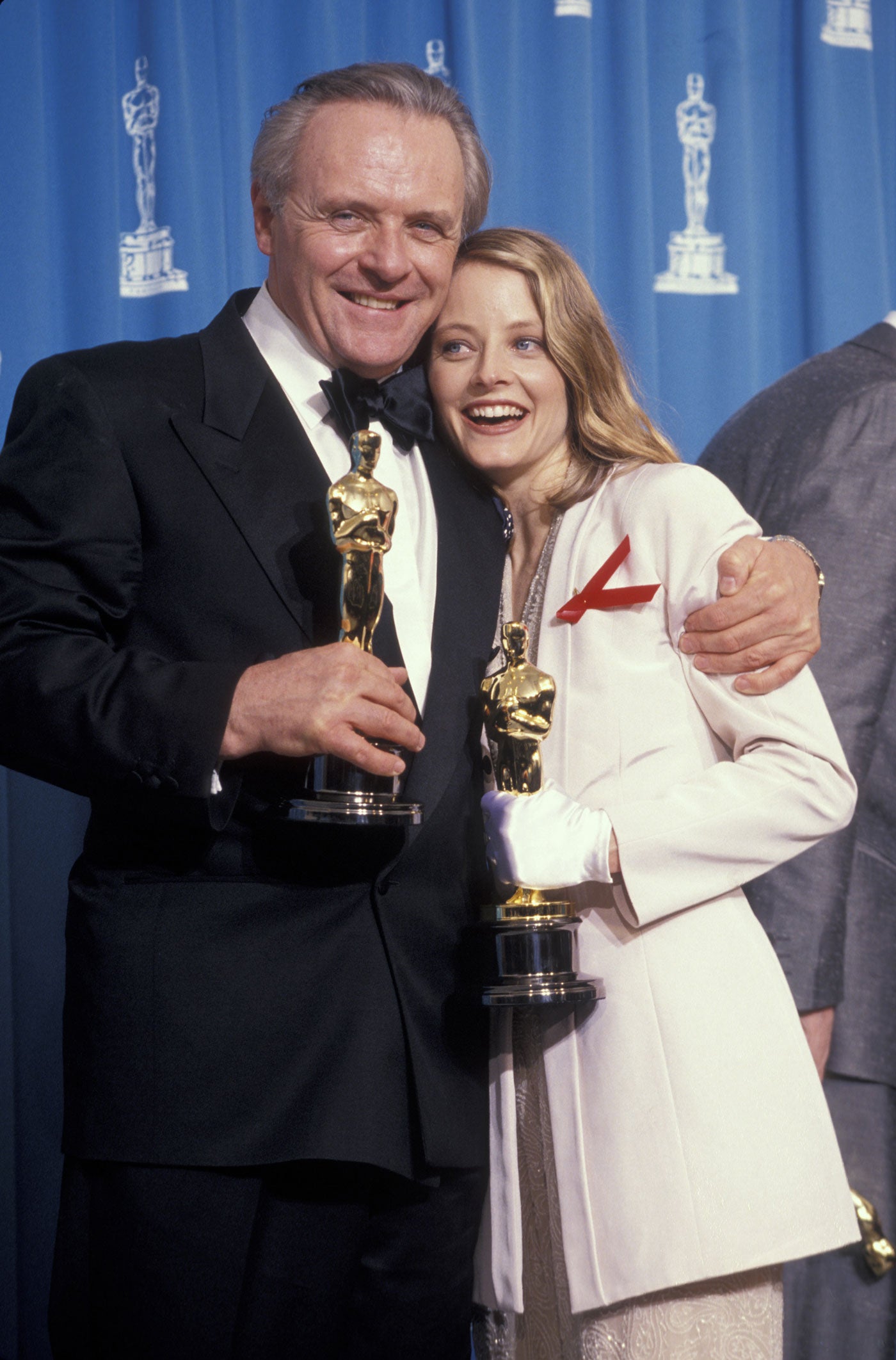 Una foto para el recuerdo. Anthony Hopkins y Jodie Foster consiguieron el Oscar a Mejor Actor y Actriz por 'El silencio de los corderos' en 1992. Seguro que no olvidarán este momento.