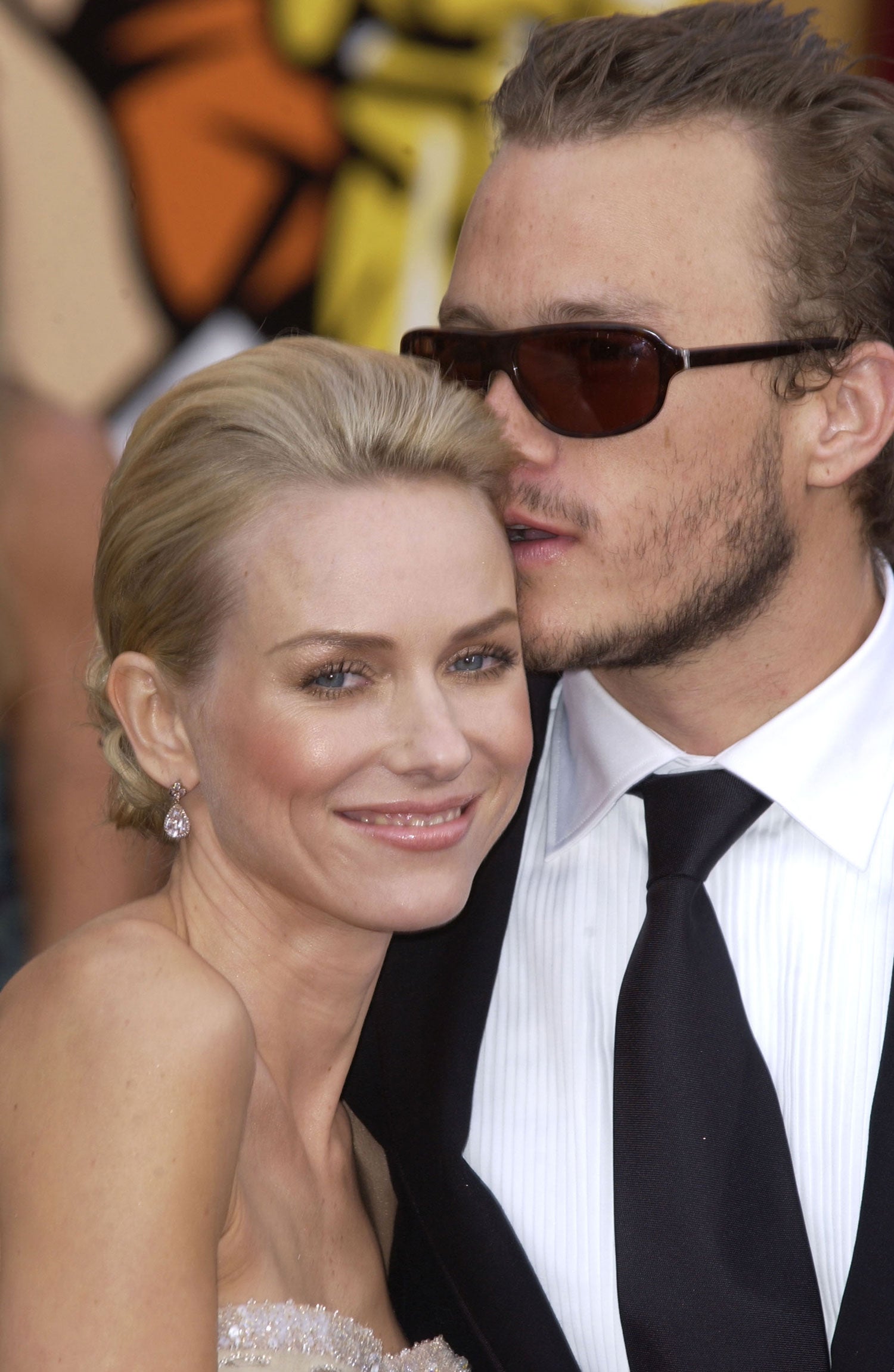 Esta sonrisa de Naomi Watts no podía faltar, denota felicidad en estado puro junto a Heath Ledger (ya fallecido). Juntos acudieron a los Premios Oscar 2004.