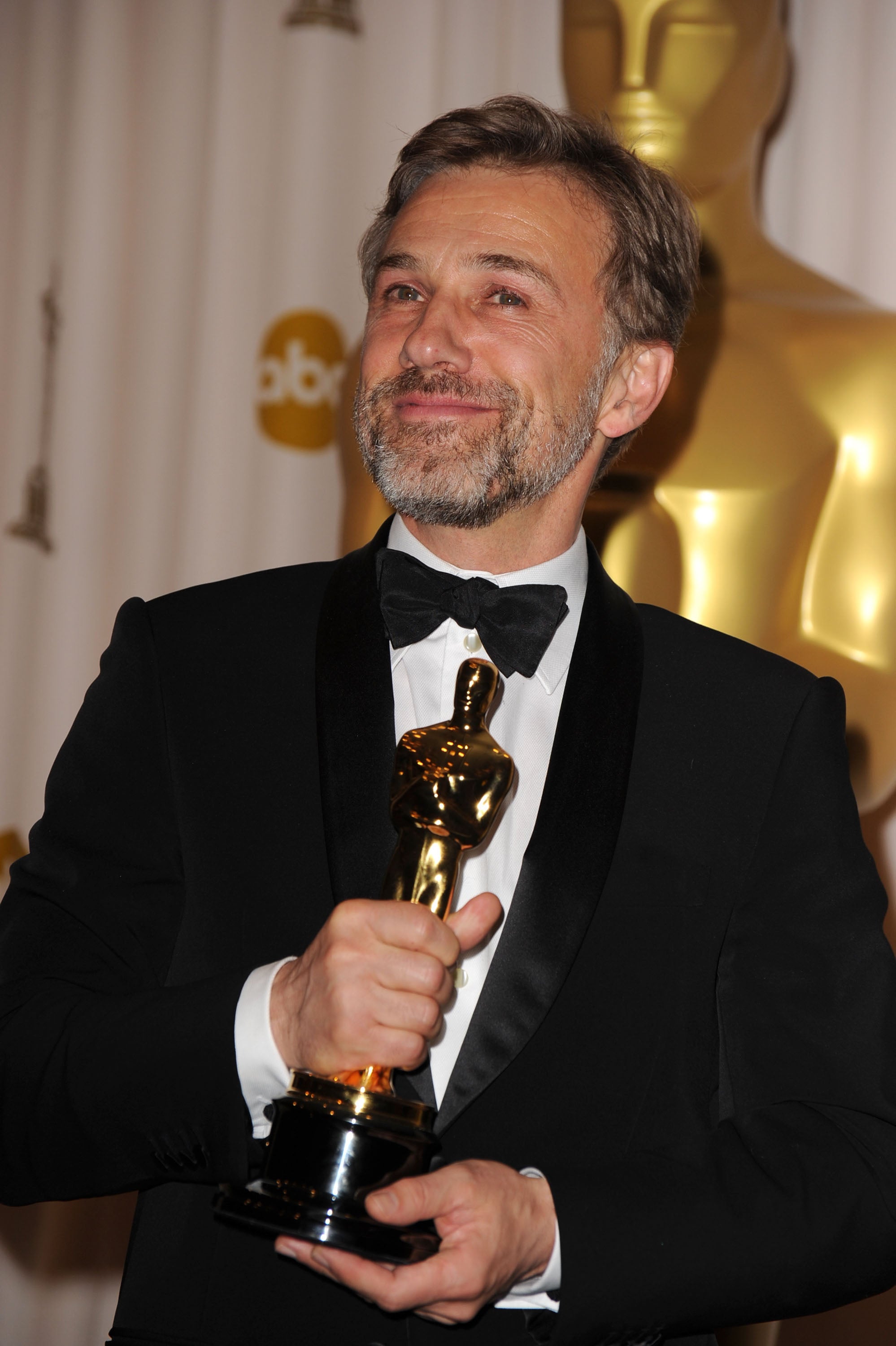 Christoph Waltz conteniendo su sonrisa al ganar el Premio Oscar a Mejor Actor en el año 2010.