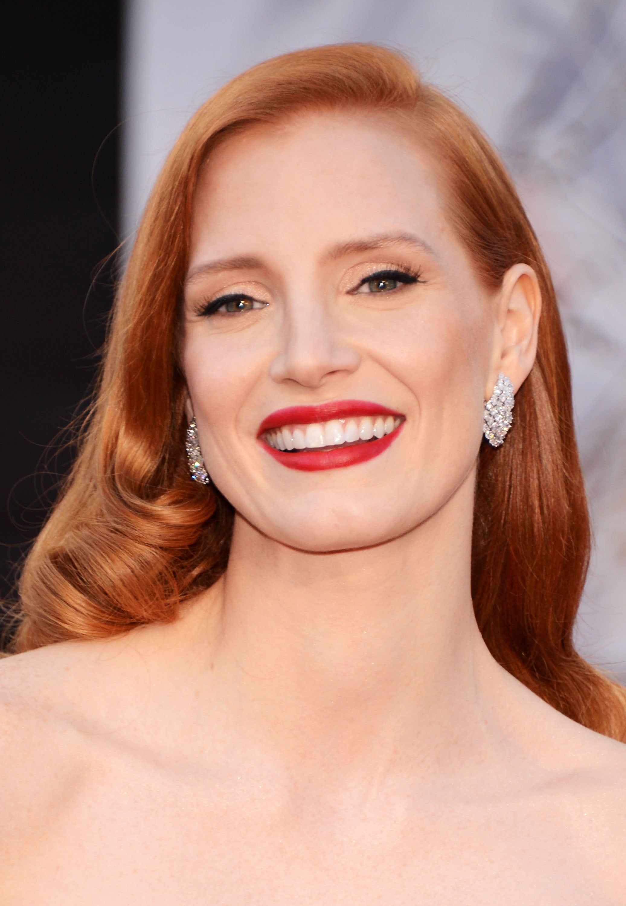 Lo de Jessica Chastain es de otro planeta y si encima utiliza un labial rojo ya que se acabe el mundo. Así de radiante la vimos en los Premios Oscar 2013.