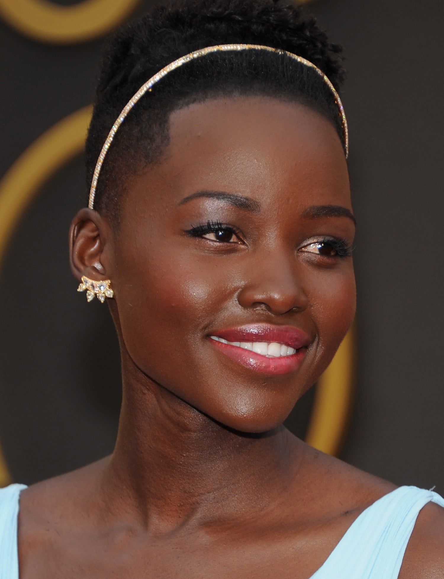 La actriz Lupita Nyong'o tiene una sonrisa que deslumbra y así brilló en los Oscar 2014.