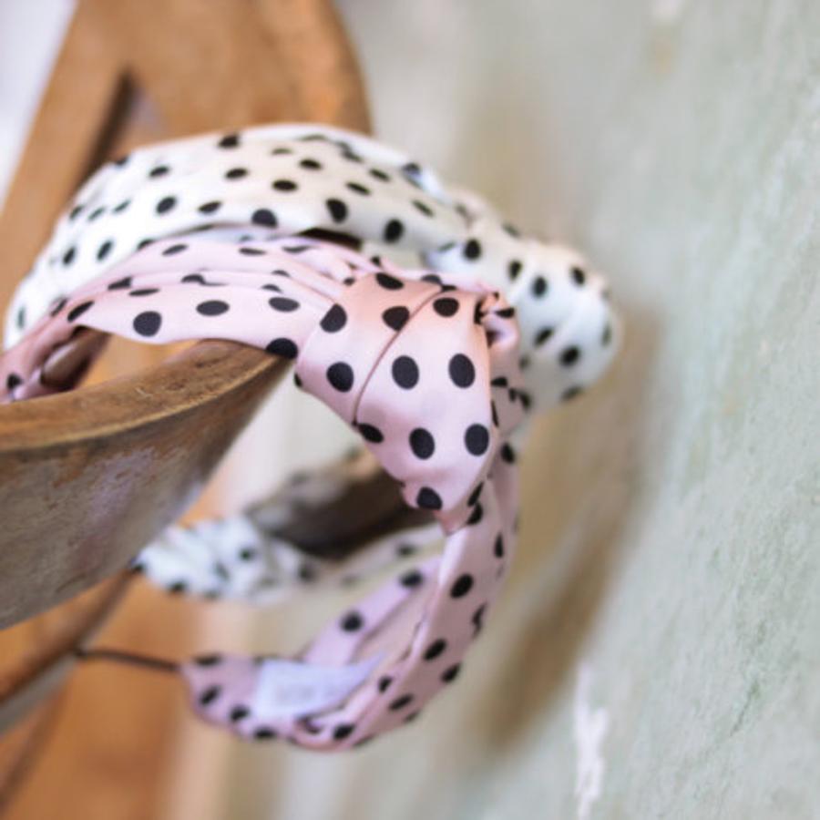 Rita Von es diseño español hecho en España que vende sus tocados al resto del mundo a través de su web y en diferentes puntos de venta internacionales y en Madrid.