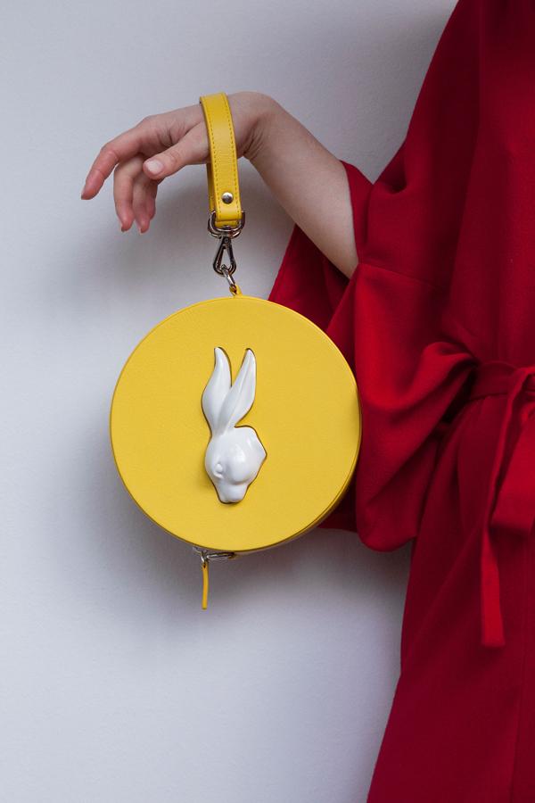 Este bolso está hecho con piel de becerro y pintado a mano. Sus correas removibles. Los bolsos se fabrican en Ubrique, España, famosa por su antigua tradición de artículos de cuero.