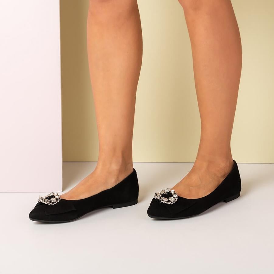 Pensar en un calzado de invitada es hacerlo en unos salones o sandalias con tacón XXL, pero existes opciones elegantes y cómodas, como las de la firma española Unisa.