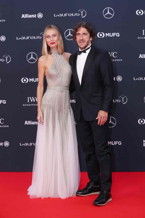 Carles Puyol y Vanesa Lorenzo en la alfombra roja.