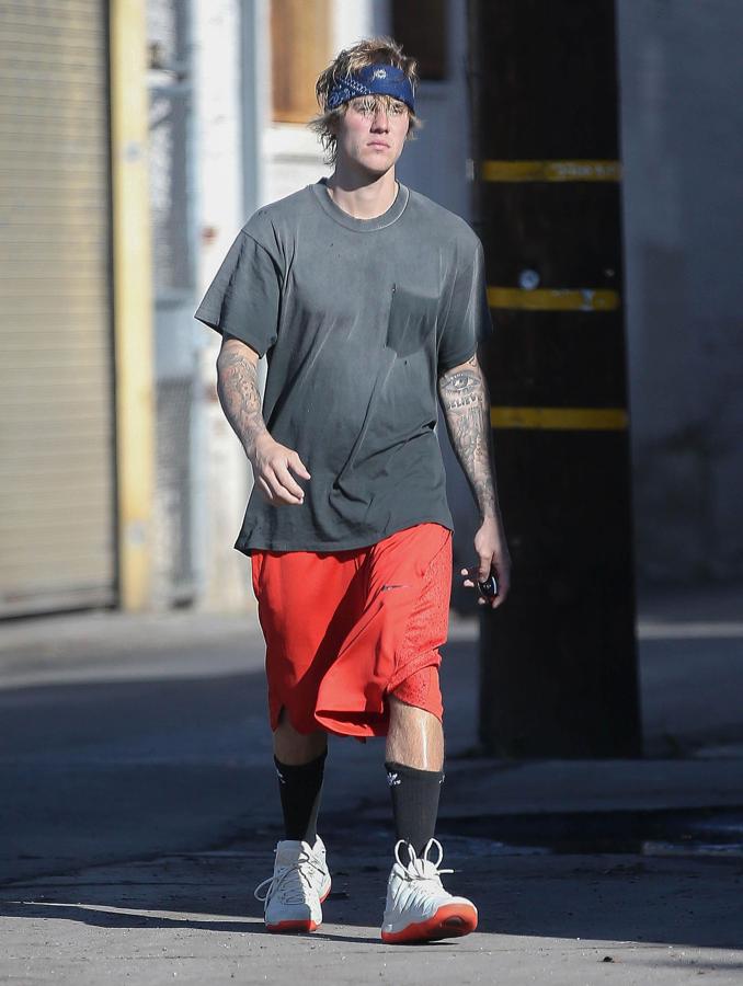 Con más de 20 fotógrafos que le persiguen todos los días, Justin Bieber parece no verles. ¿La prueba? Le da igual aparecer en los medios así de sudado