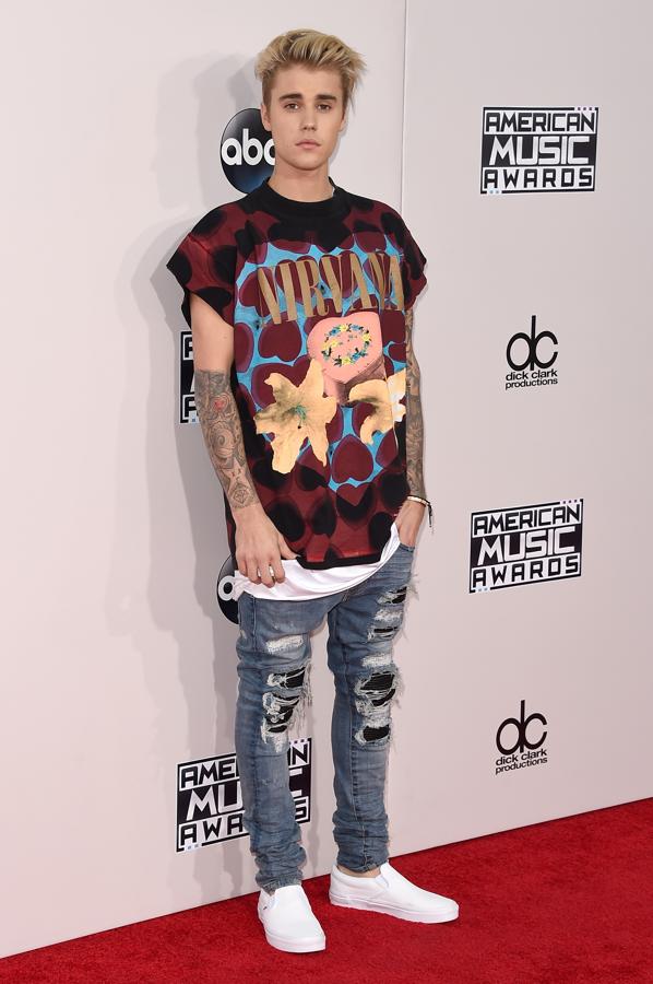 ¿Camiseta sobre camiseta? A Justin Bieber no se le resisten ni las tendencias más absurdas.
