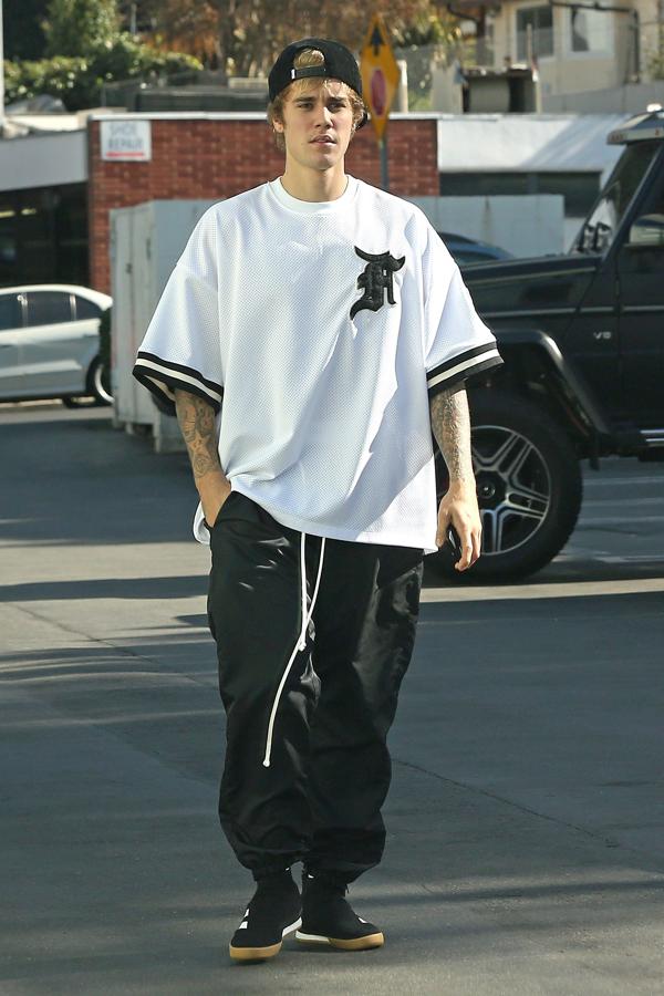 Luego lleva la tendencia oversize al extremo, tanto que no es que se disfrace de rapero, es que parece que ha atracado el armario de Jay Z