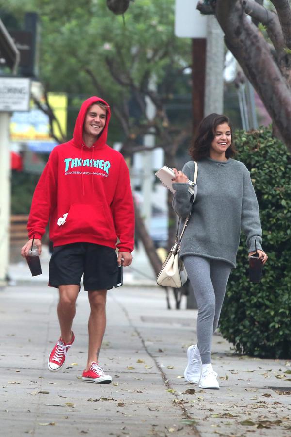 Justin Bieber no es de esos chicos que cuando tiene una cita se pone sus mejores galas. Queda con Selena Gomez y va con ropa de estar en casa... ¡y ella otro tanto de lo mismo!