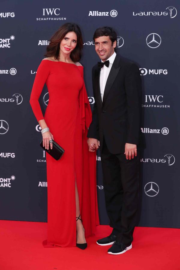 Raul González y Mamén Sanz en la alfombra roja de los premios.