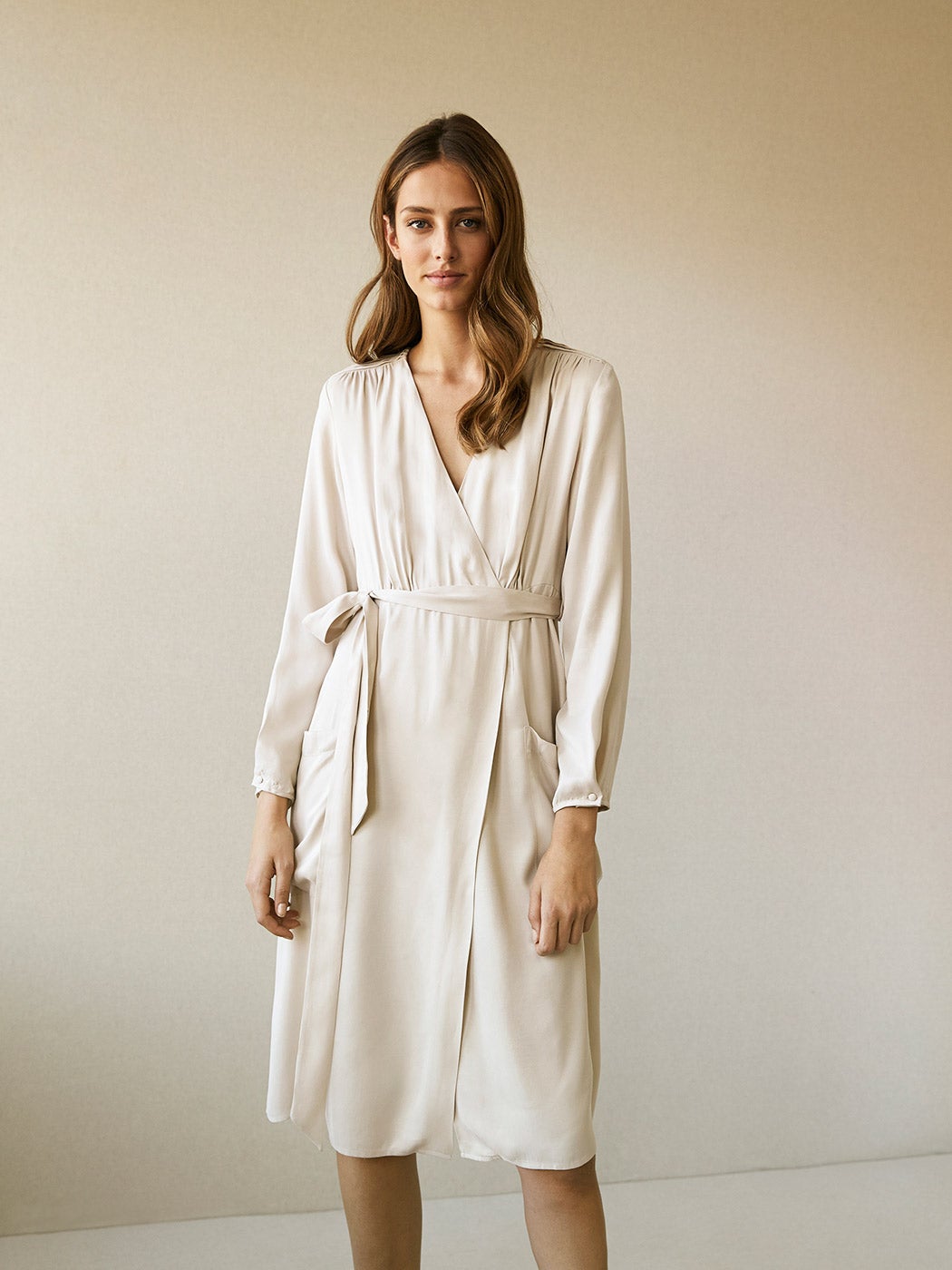 Vestido de seda cruzado de Intropia. Precio: 175 euros.