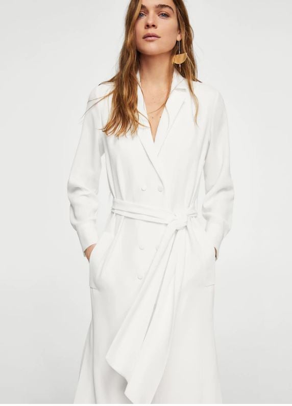 Vestido blanco de doble botonadura, largo midi y cinturón de Mango. Precio: 79,90 euros.