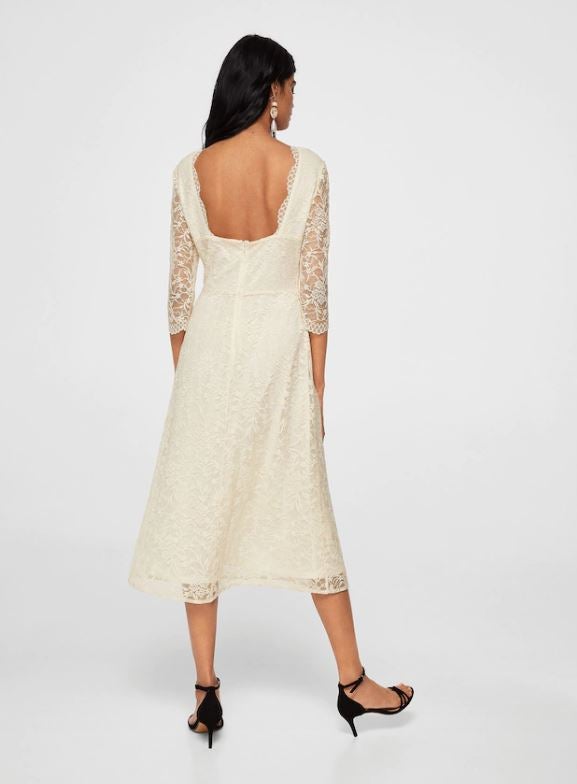 Vestido beige de encaje con escote en la espalda, de Mango. Precio: 79,99 euros.