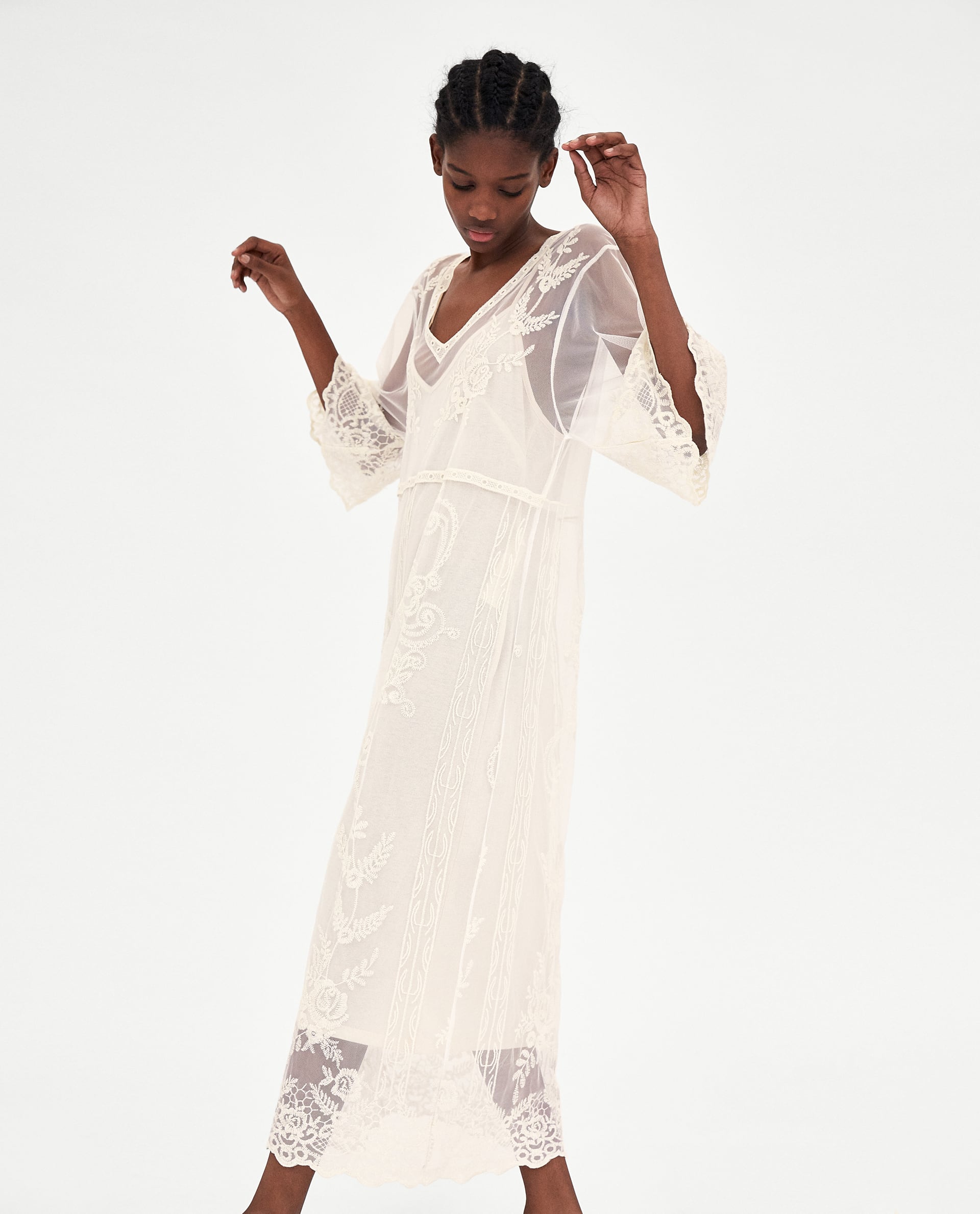 Vesitdo midi con transparencias de Zara. Precio: 25,95 euros.