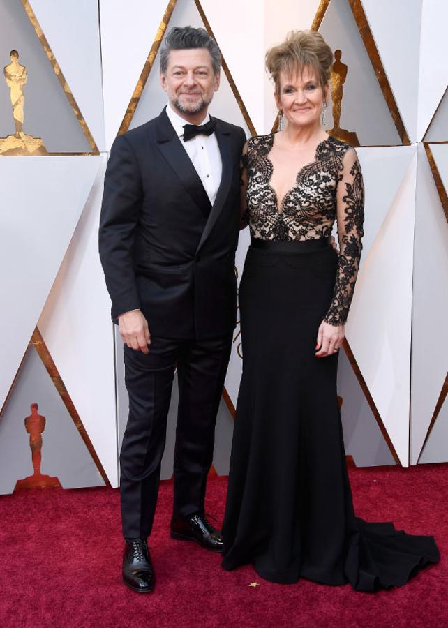 Andy Serkis y Lorraine Ashbourne en la alfombra roja de la 90ª edición de los premios Oscar.