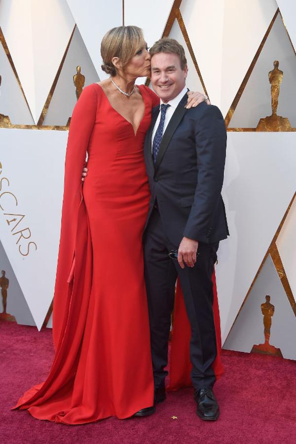 La favorita para ganar este año el Oscar a la mejor actriz de reparto Allison Janney y Steven Rogers en su paso por la alfombra roja de los premios Oscar.