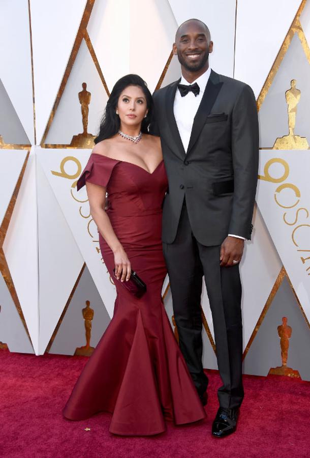 Vanessa Laine Bryant y Kobe Bryant posan en la alfombra roja de los premios Oscar.