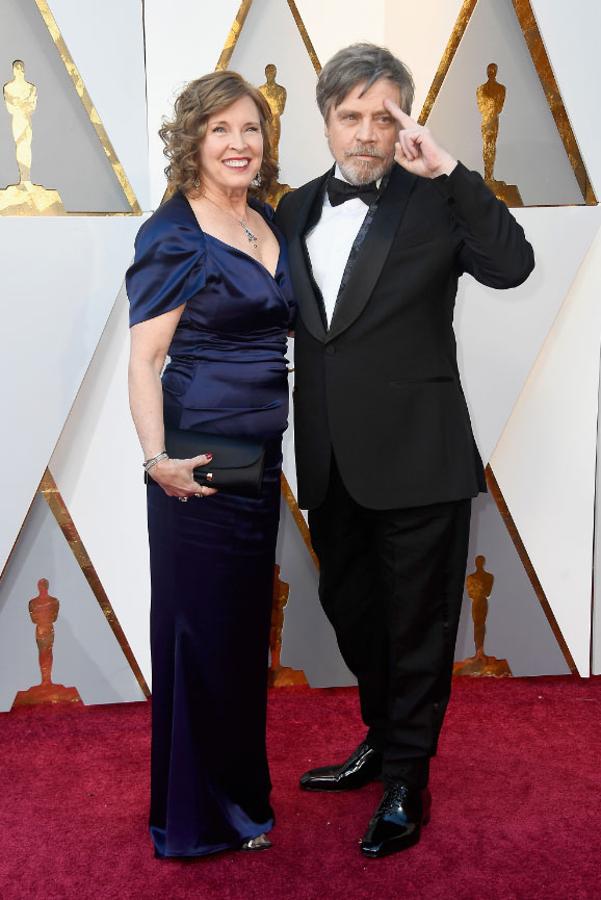 Marilou York y Mark Hamill posan en la alfombra roja de los premios Oscar.