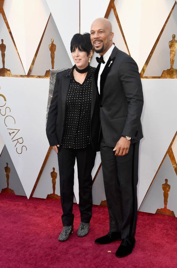 Diane Warren Common posan en la alfombra roja.