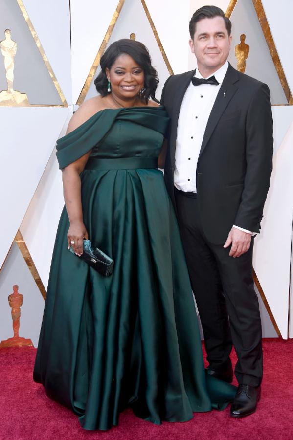 Octavia Spencer y Tate Taylor posan en la alfombra roja de los premios Oscar.