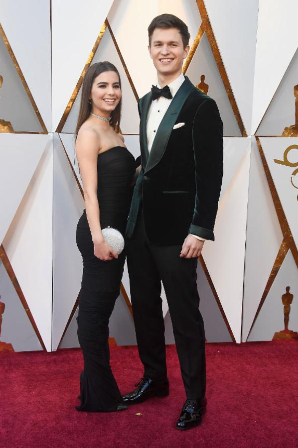 Violetta Komyshan y Ansel Elgort en su paso por la alfombra roja de los premios Oscar.
