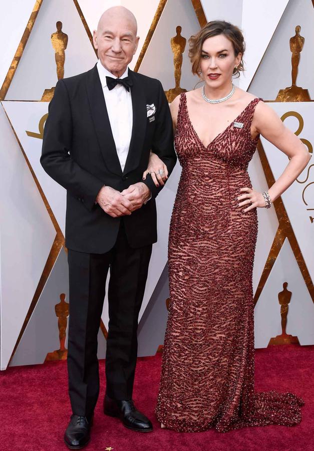 Patrick Stewart y Sunny Oze en su paso por la alfombra roja de los premios Oscar 2018.
