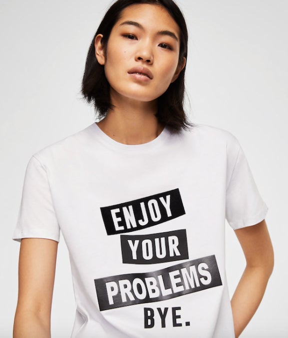 Camiseta texto estampado de Mango: 15,99 euros.