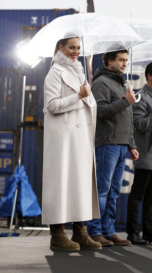 Con abrigo XL tapa todo su look, pero podemos ver unos pitillos y unas botas de borrego. ¡Más acertado imposible!