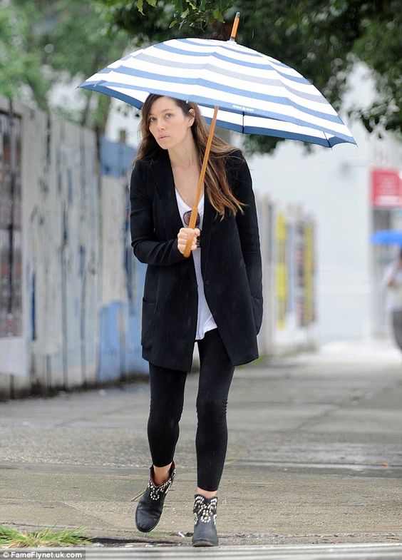 Jessica Biel, informal en los días de lluvia con mallas negras y botines bajos a juego.