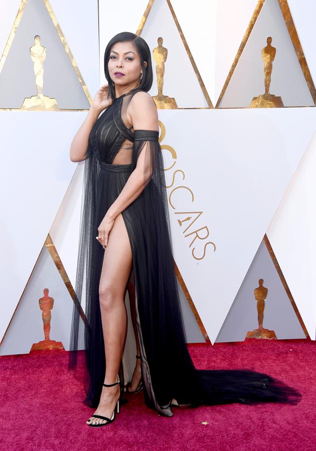 Cuando Taraji P. Henson pisó la alfombra roja arrancó aplausos y no es de extrañar porque estaba arrebatadora con un diseño negro con abertura lateral