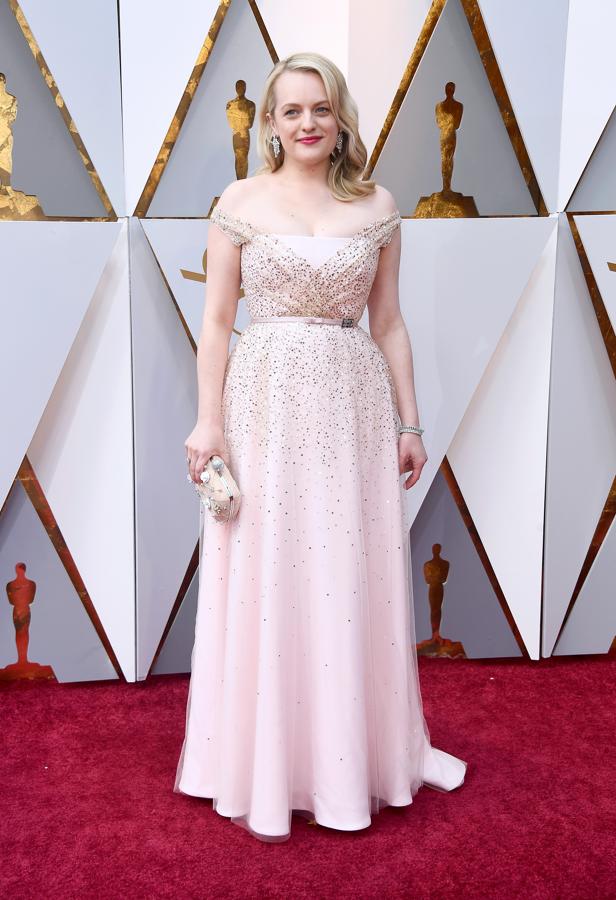 Elisabeth Moss, de rosa pastel, jugó con su lado más naif con un vestido con los hombros al descubierto de Dior Couture