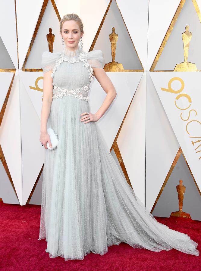 Con un vestido de estilo victoriano de Schiaparell, Emily Blunt demostró que para derrochar estilo no hacen falta escotes ni transparencias.