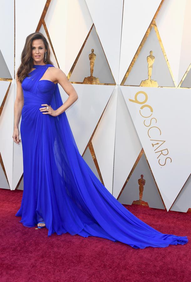 Jennifer Garner, elegantísima con un vestido azul klein con cuerpo encorsetado y escote asimétrico de Atelier Versace