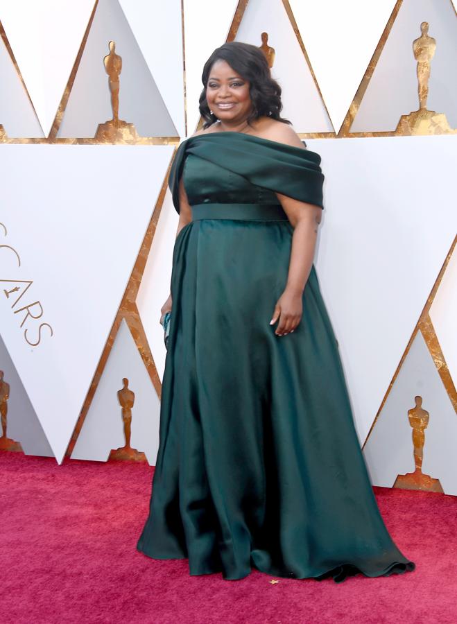 De verde y con un vestido de silueta arquitectónica, Octavia Spencer