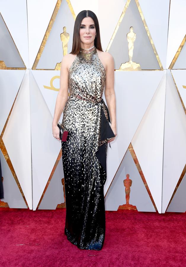 Louis Vuitton también firma el vestido efecto pixelado negro y dorado de Sandra Bullock