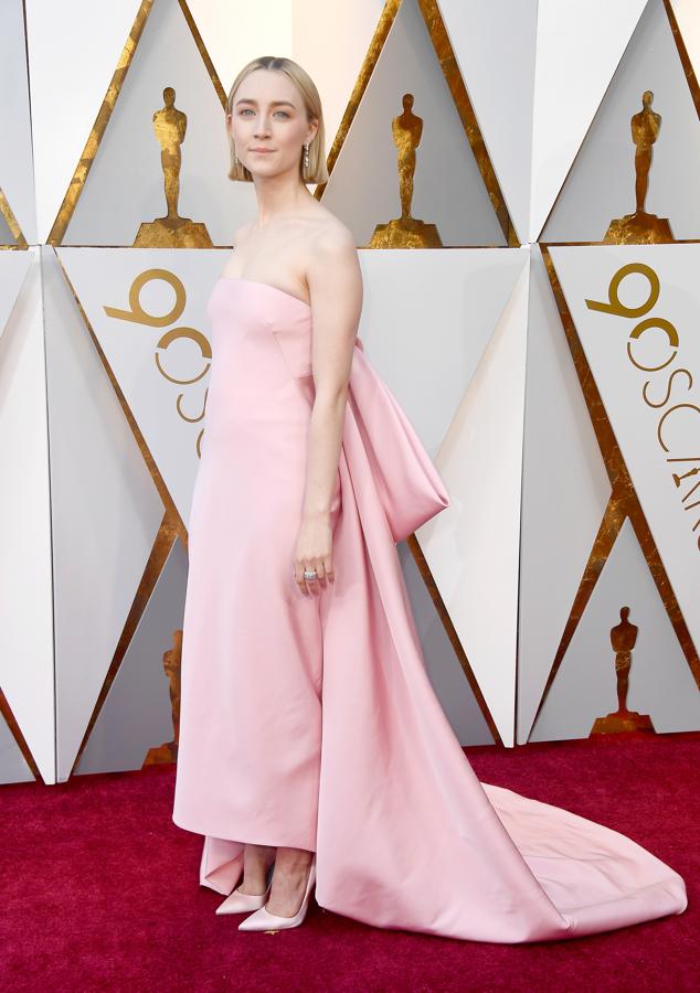 Saoirse Ronan, nominada a los Oscar por su papel en 'Lady Bird', derrochó estilo con un total look en rosa de Calvin Klein