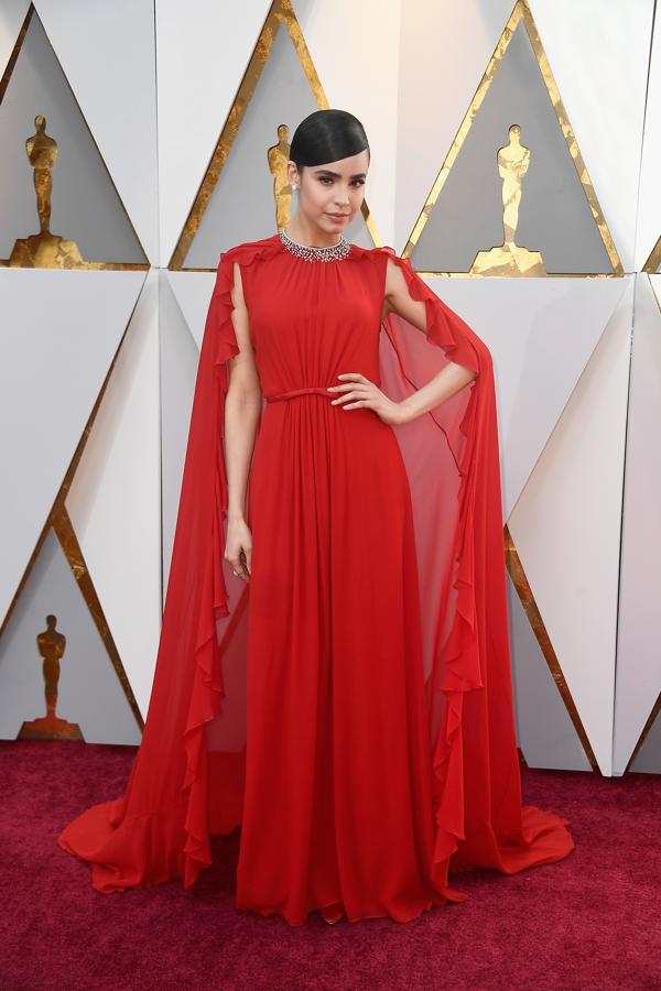 La versión descafeinada de Sofia Carson del vestido con capa de Gwyneth Paltrow en 2012 parece sacada de una tienda de saldos de 1995
