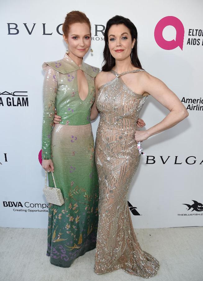 Darby Stanchfield y Bellarmy Young, posan en la alfombra roja de la fiesta de Elton John por los Oscar 2018.