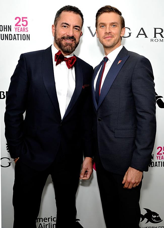 Michael Maccari y Dan Stevens, posan en la alfombra roja de la fiesta benéfica de Elton John.