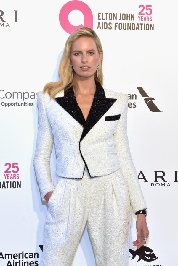 La supermodelo yactriz, Karolina Kurkova, durante su paso por la alfombra roja de la fiesta de Elton John.