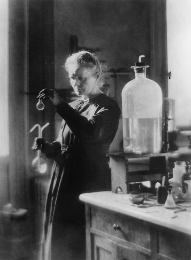 Marie Curie es la primera mujer en ganar un Premio Nobel y la primera persona en ganar 2 Premios Nobel en dos ciencias diferentes: Física en 1903 y Premio en Química en 1911.