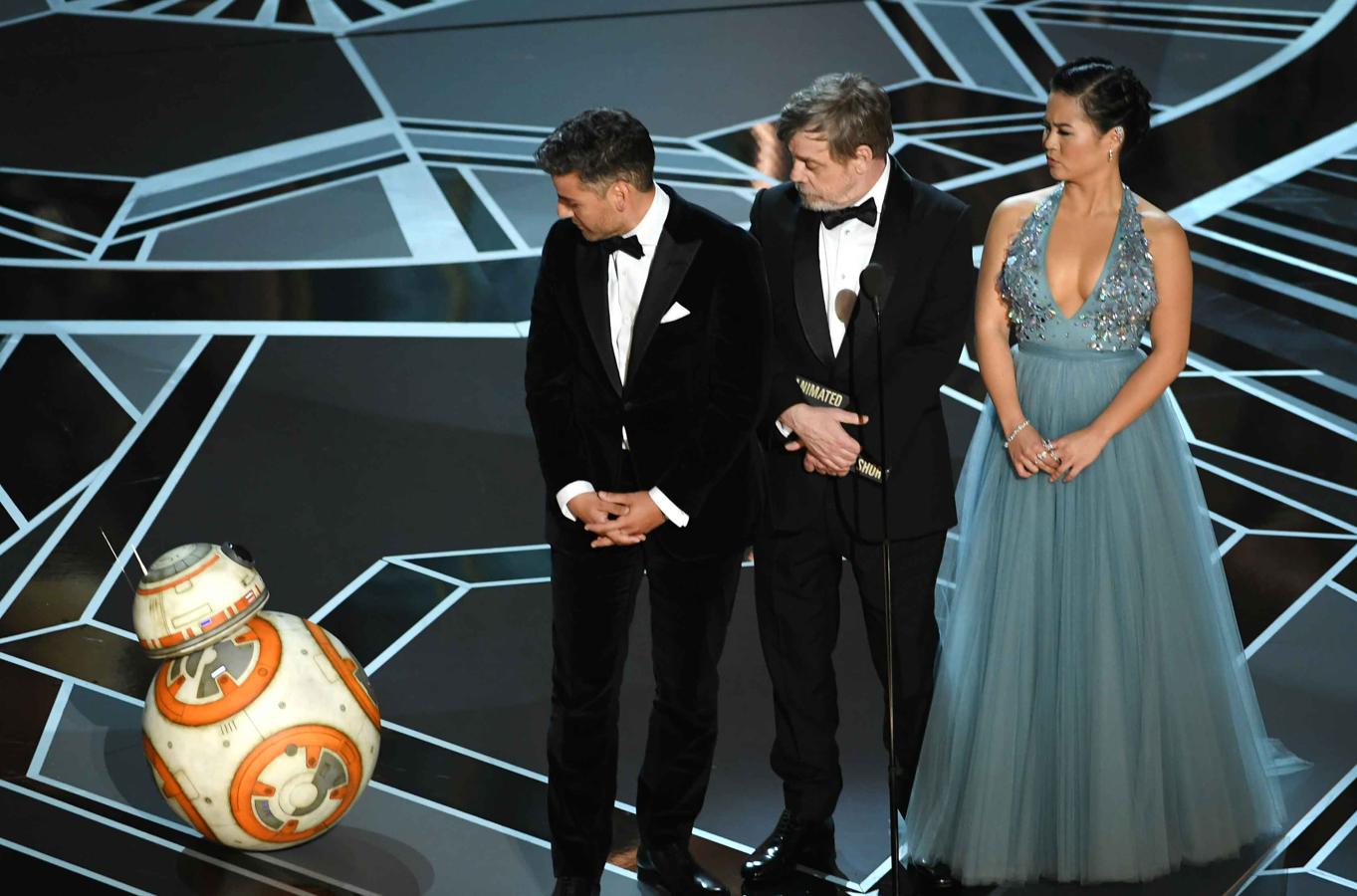 También hubo momentazo de 'Star Wars' con Luke Skywalker al fin sobre el escenario junto a Oscar Isaac, Kelly Marie Tran y BB-8.