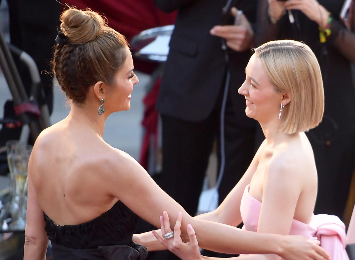 El moño alto con trenzas invertidas y lazo zapatero de Maria Menounos y el blunt bob de Saoirse Ronan, dos de los mejores peinados de la alfombra roja de los Oscar 2018.